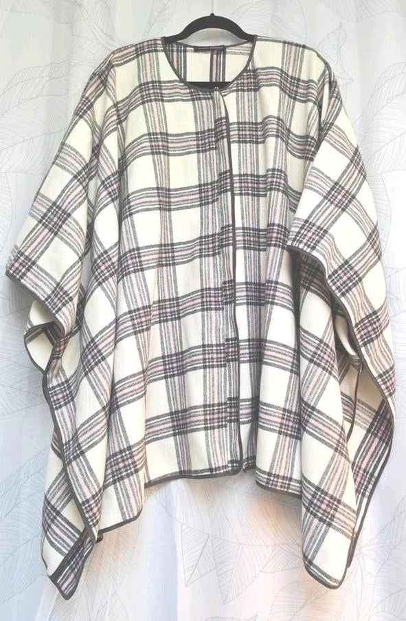 Mooie poncho. Atmosphere. Maat 42/44/46., Kleding | Dames, Atmosphere, Wit, Maat 42/44 (L), Ophalen of Verzenden