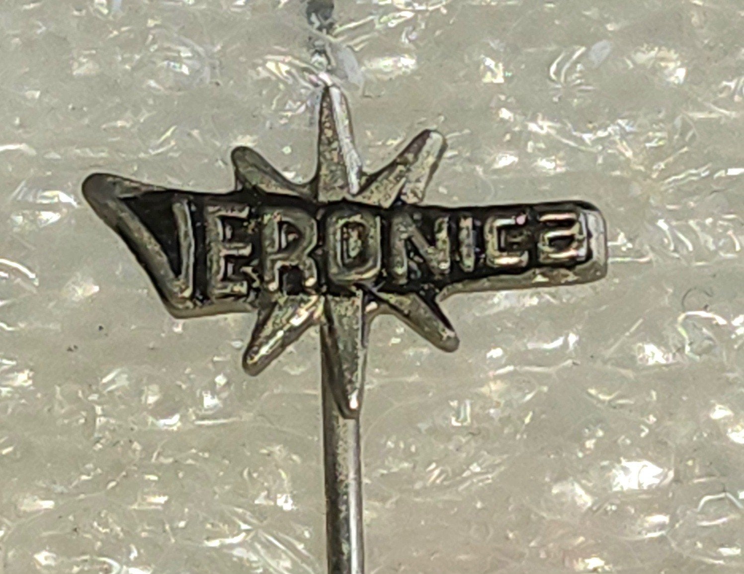 Vintage Veronica Speldje - Zilverkleurig, Ophalen of Verzenden, Gebruikt, Overige onderwerpen, Speldje of Pin