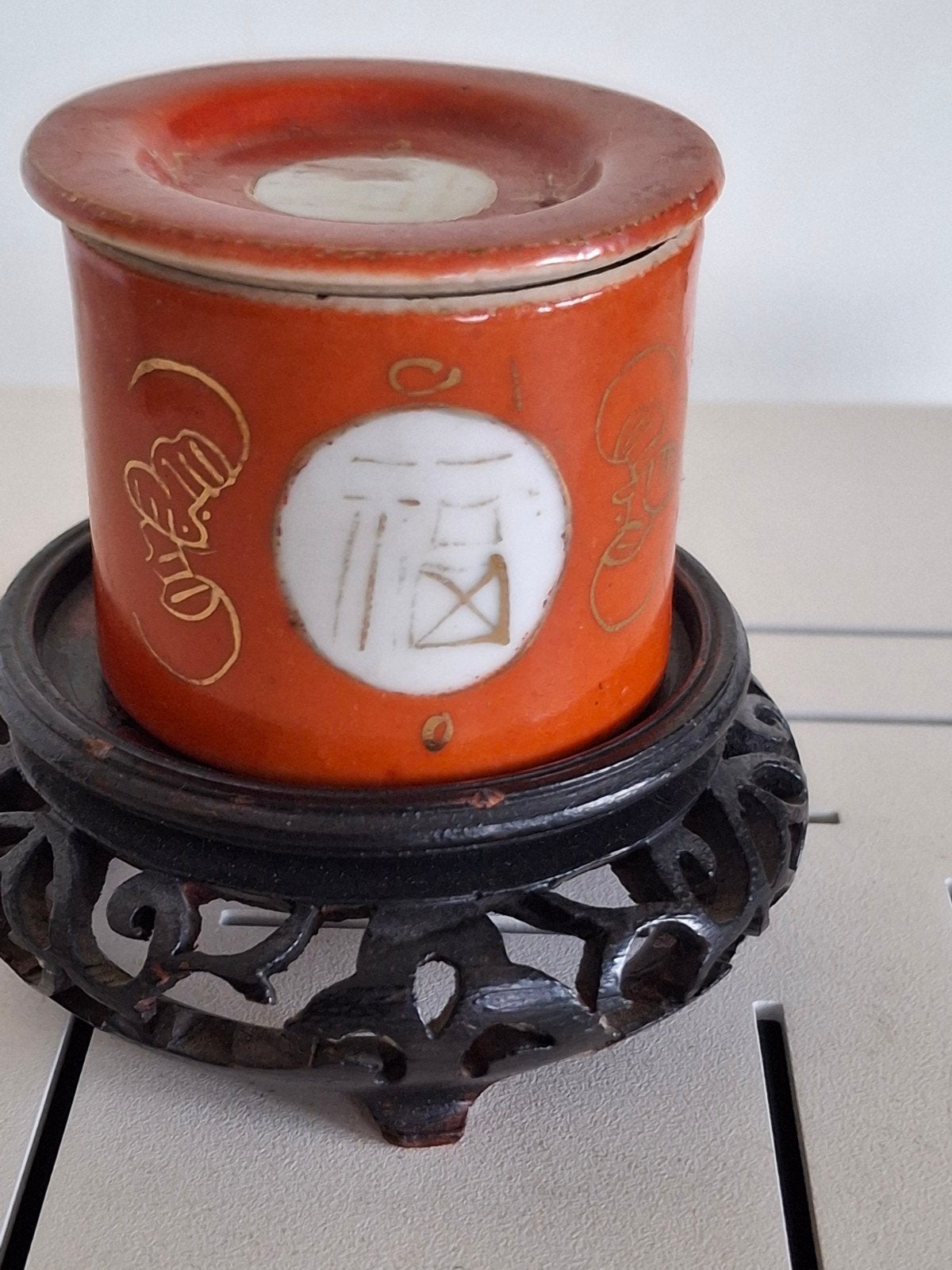 Chinees dekseldoosje met decoratie, Antiek en Kunst, Antiek | Keramiek en Aardewerk, Ophalen of Verzenden