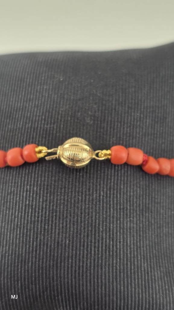 Bloedkoralen armband met gouden slot                     D61, Ophalen of Verzenden, Overige materialen, Ketting