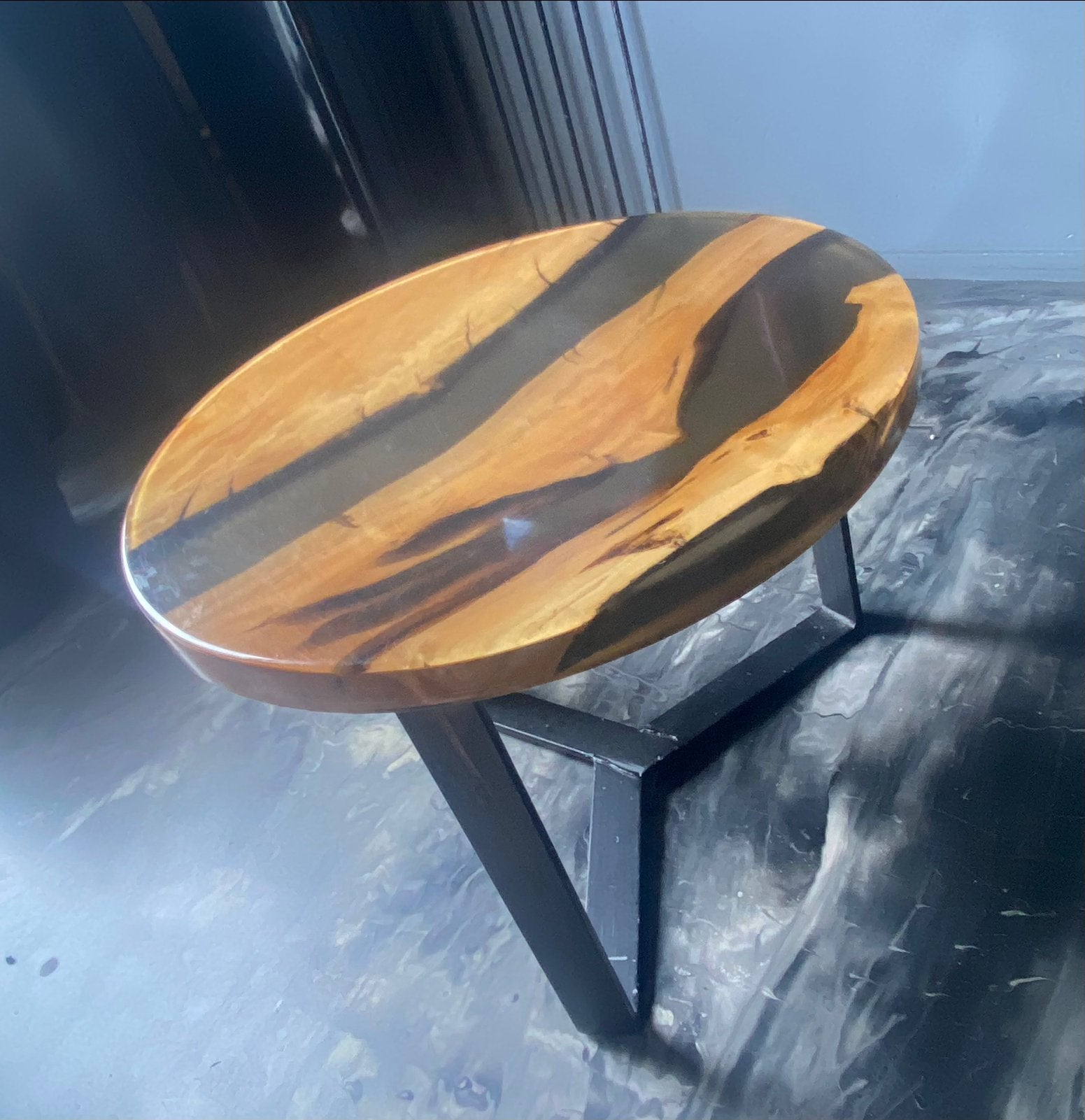 Unieke epoxy salontafel - Hout en epoxy, Minder dan 45 cm, Minder dan 55 cm, Rond, Ophalen of Verzenden