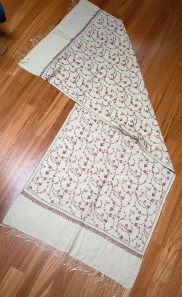 2 Beautiful Silk Kashmiri shawls., Ophalen of Verzenden, Nieuw, Maat 38/40 (M), Sjaal