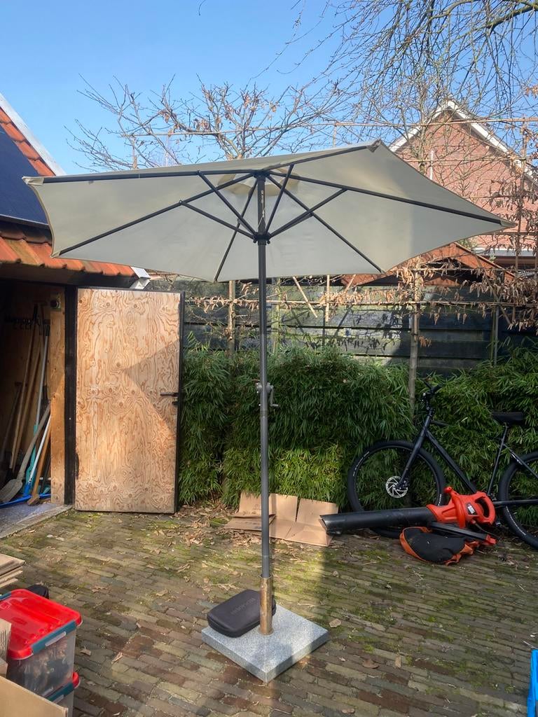 Parasol 240 rond, Ophalen, Zo goed als nieuw
