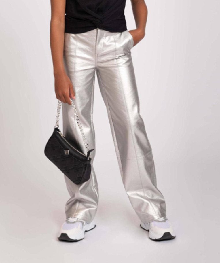 NIK&NIK imitatieleren wide leg broek Kenner zilver, Ophalen of Verzenden, Zo goed als nieuw, Meisje, Broek