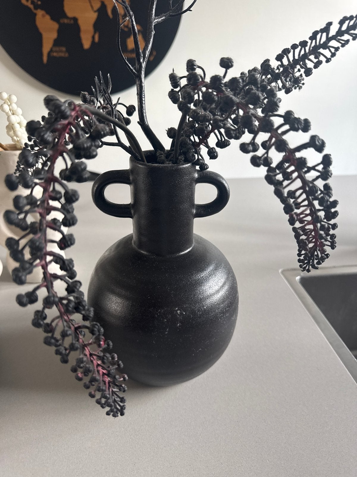 Zwarte Kwantum vaas met takken, Gebruikt, Zwart, Inclusief decoratie, Ophalen of Verzenden
