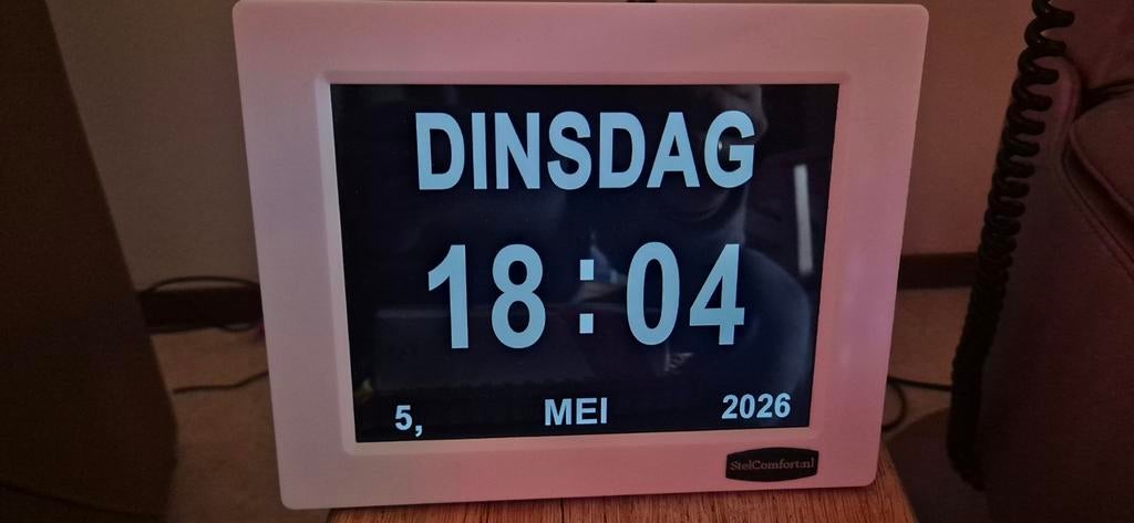 StelComfort Seniorenklok / Dementieklok - Digitaal, Huis en Inrichting, Ophalen of Verzenden, Zo goed als nieuw, Digitaal, Wekker of Tafelklok