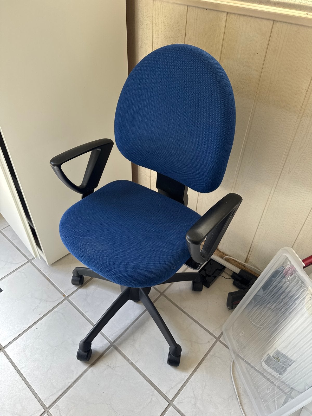 Gratis Bureaustoel - Werkt Prima - Ophalen Zwanenburg, Ophalen, Gebruikt, Blauw, Bureaustoel