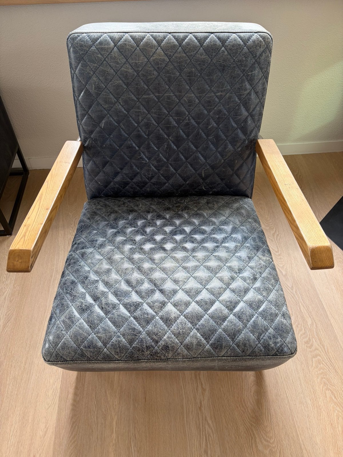 Blauwe leren stoel fauteuil houten leuning, Ophalen, Zo goed als nieuw, 75 tot 100 cm, Leer