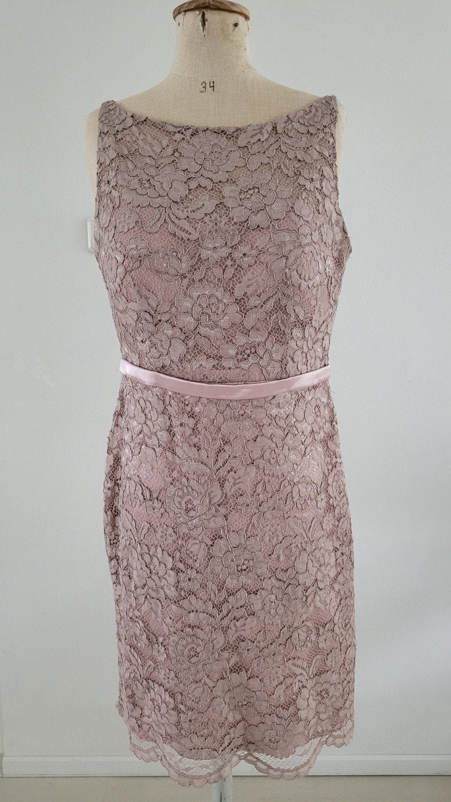 Elegante Roze Kanten Jurk met Satijnen Lint mt 38, Ophalen of Verzenden, Nieuw, Roze, Onder de knie