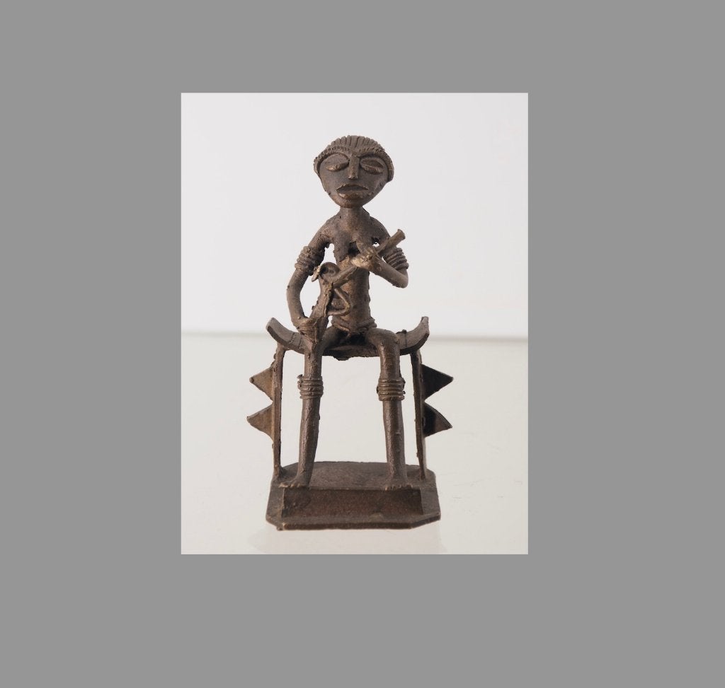 Zittend Ashanti figuur met wapen Ghana (180530-03), Afrika, Handgemaakt, Ophalen of Verzenden, Bruin