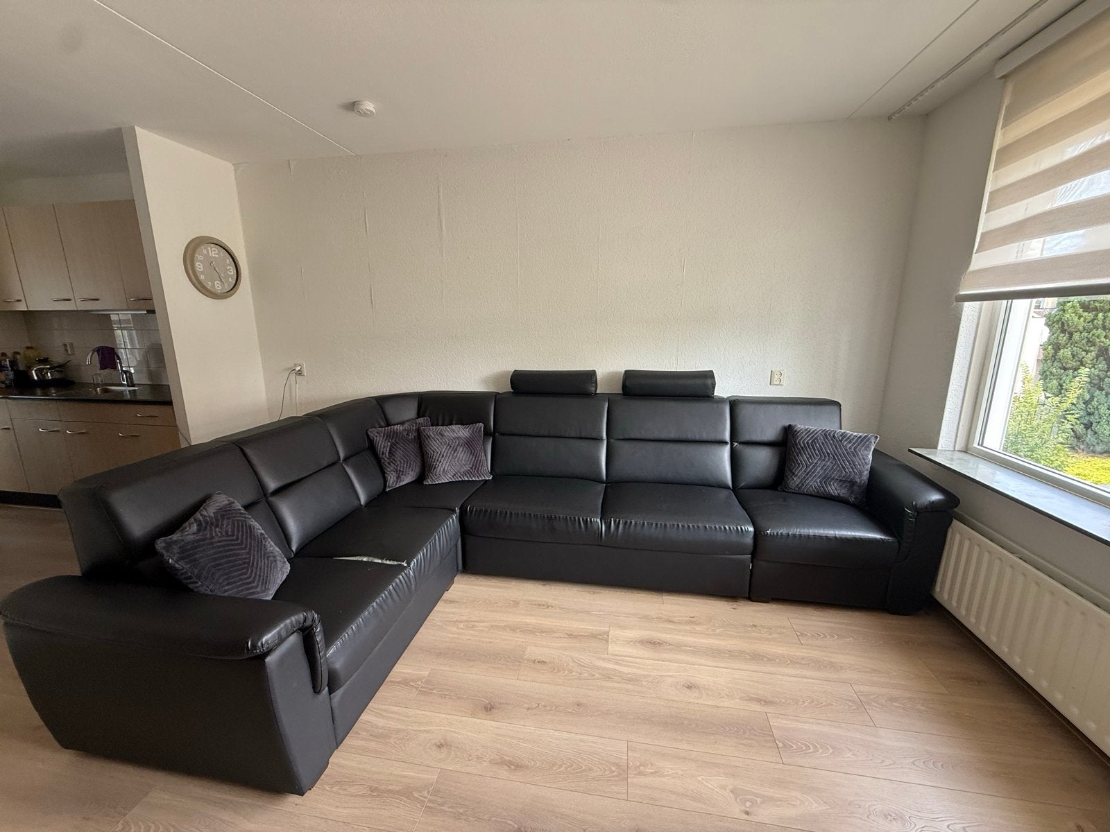 Zwarte hoekbank met slaapfunctie (beschadigd), Ophalen, Gebruikt, Hoekbank, 300 cm of meer