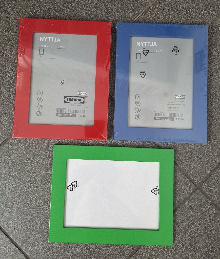 Te koop 5 nieuwe fotolijstjes van Ikea uit de Nyttja-reeks., Hout, Hangend, Nieuw, Standaard fotolijst