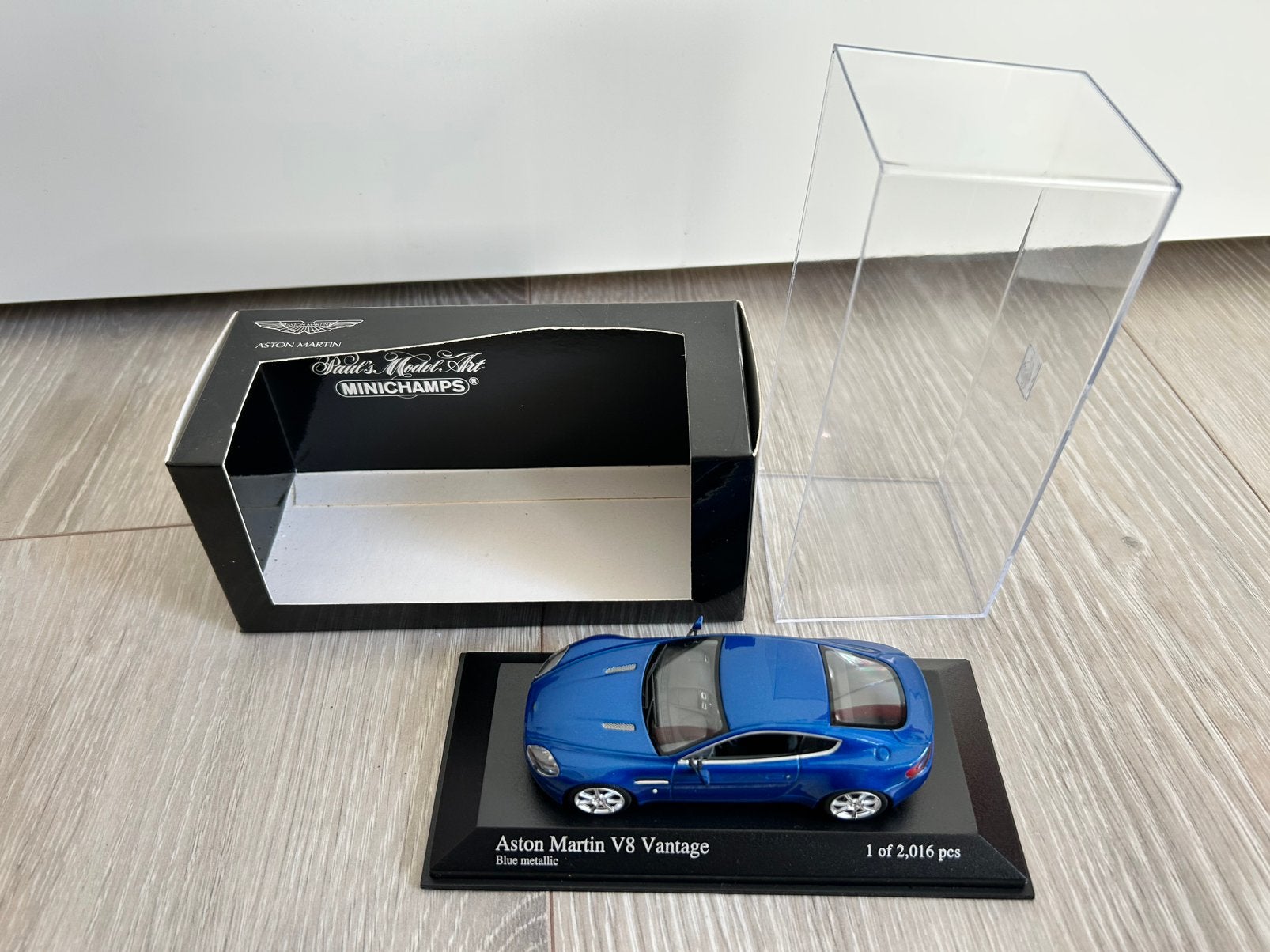 1:43 Minichamps Aston Martin V8 Vintage Blauw 2005 In doos, Ophalen of Verzenden, Zo goed als nieuw, MiniChamps