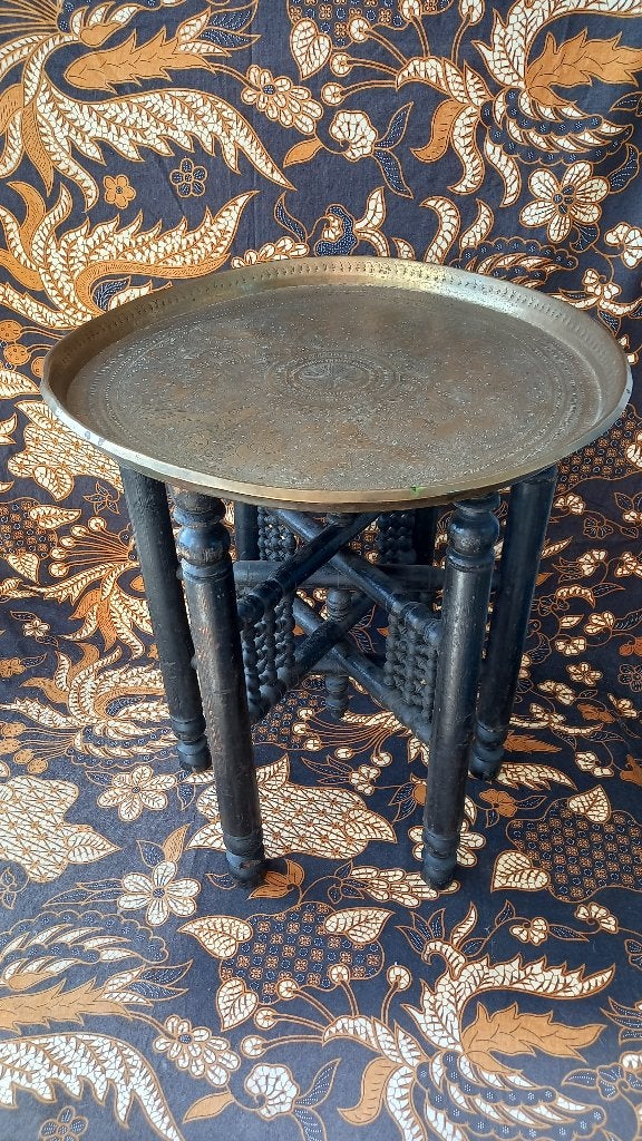 Originele antieke Oosterse tafel met bewerkt koper blad., Antiek en Kunst, Ophalen of Verzenden