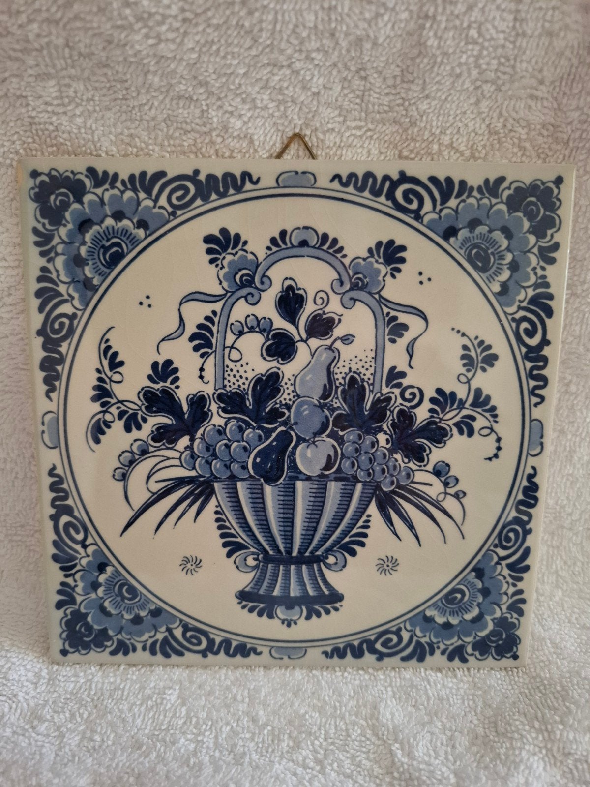 Delfts blauwe tegel met fruitmand motief, Antiek en Kunst, Ophalen of Verzenden