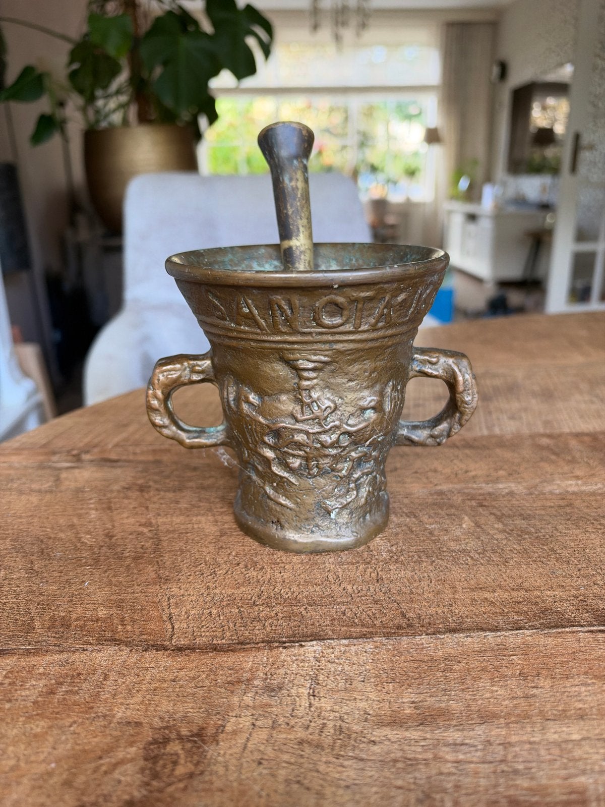 Oude metalen vijzel met stamper en wapenschild, Antiek en Kunst, Ophalen of Verzenden