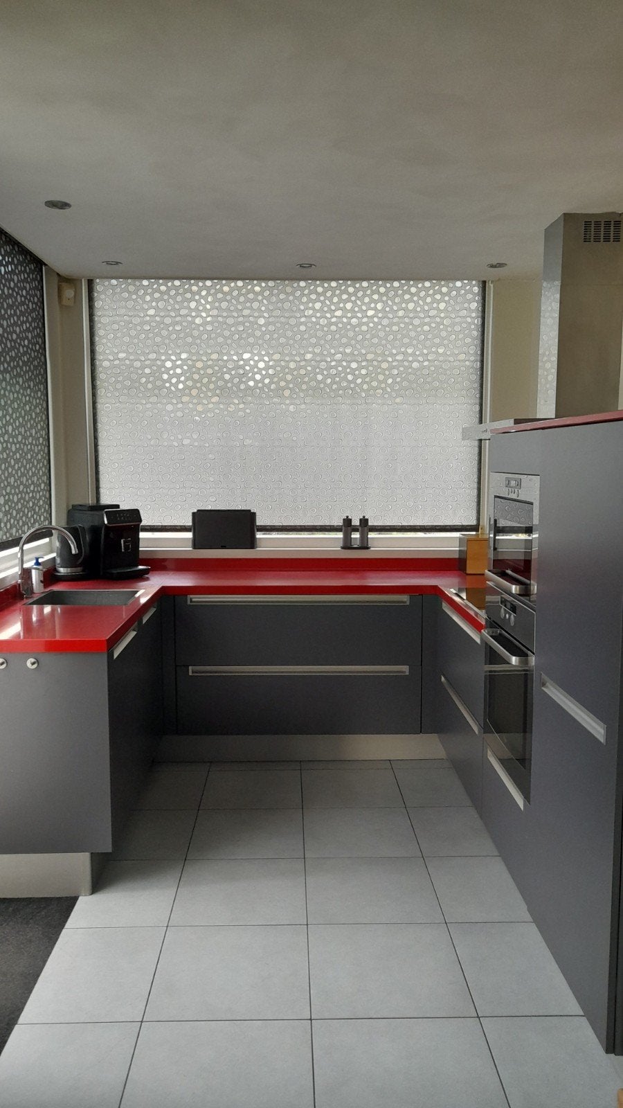 U-vorm keuken. Antraciet grijs met rood blad. incl apparaten