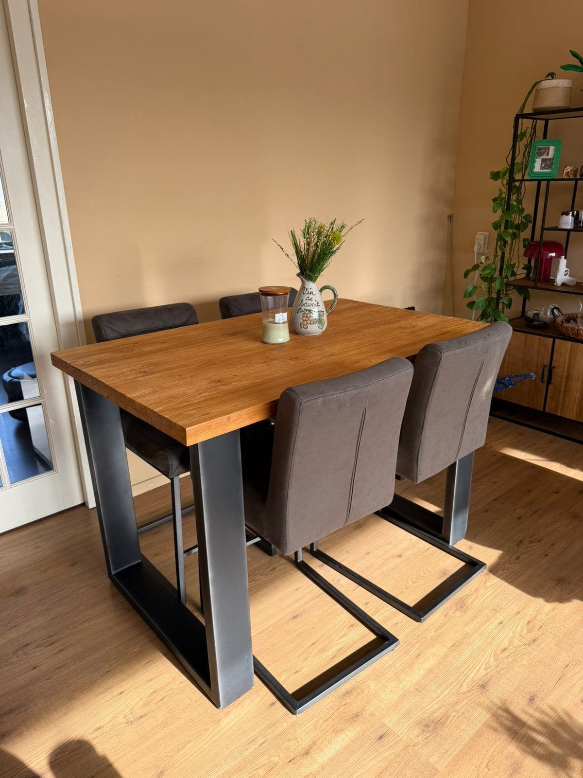 Industriële eettafel + 4 stoelen van Pronto, Ophalen, 100 tot 150 cm, 50 tot 100 cm, Zo goed als nieuw