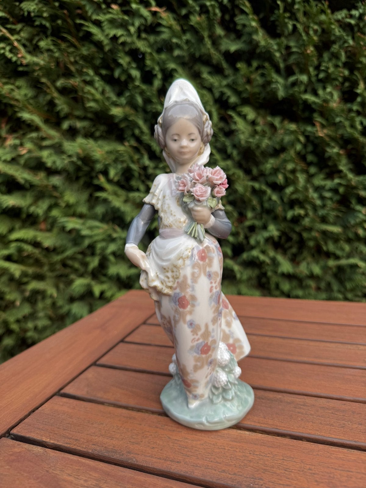 Prachtig Lladró beeldje – meisje met bloemen, Verzamelen, Beelden en Beeldjes, Ophalen of Verzenden, Overige typen