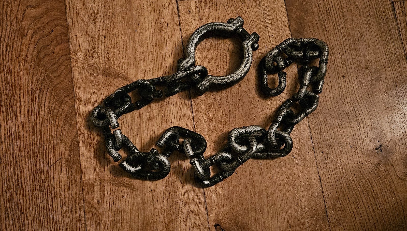 Decoratieve plastic ketting met handboei - Middeleeuws thema, Ophalen of Verzenden, Gebruikt