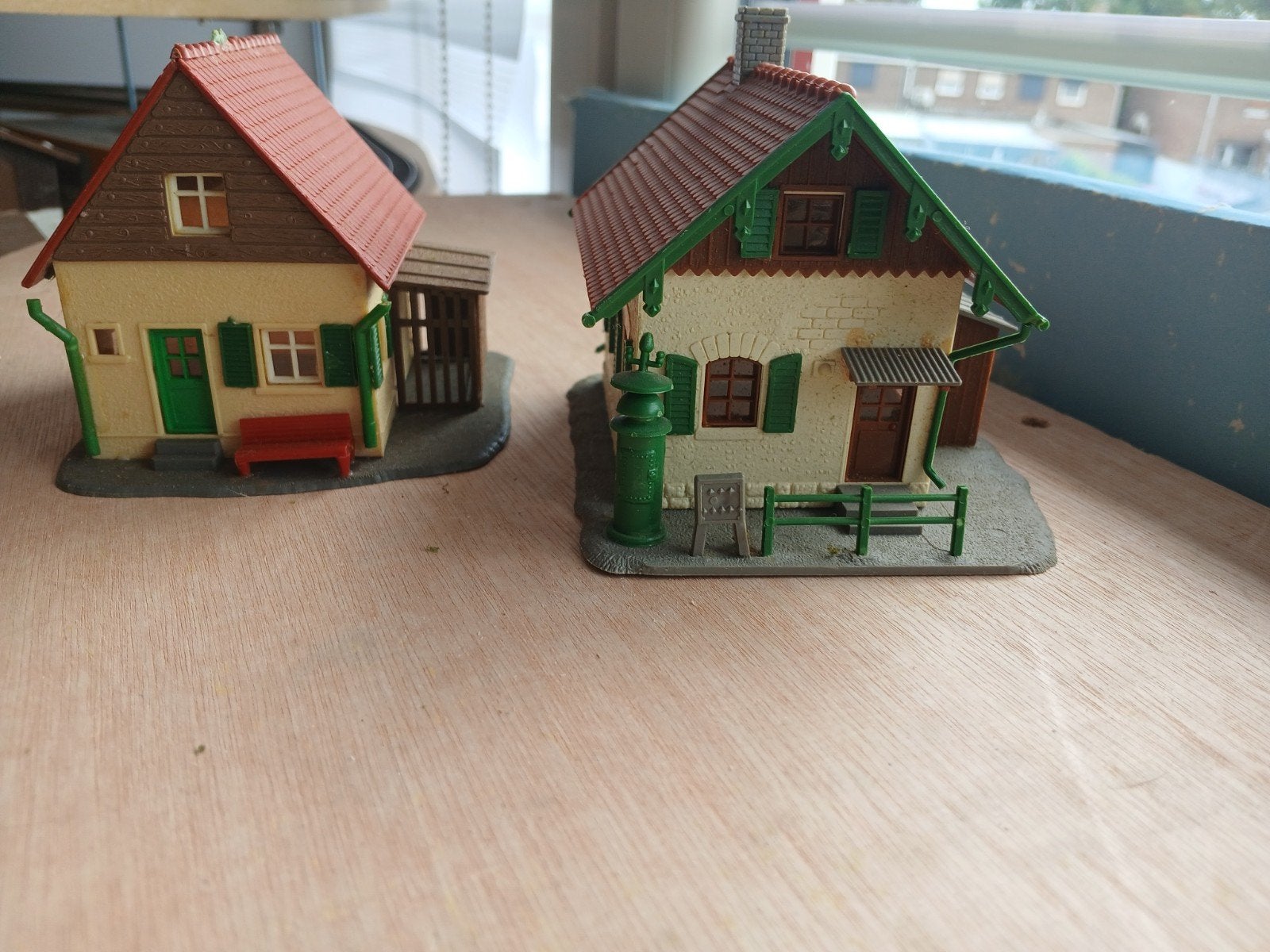 2 mooie huisjes voor HO of N spoorbaan, Hobby en Vrije tijd, Modeltreinen | H0, Ophalen of Verzenden, Gebruikt, Brug, Tunnel of Gebouw