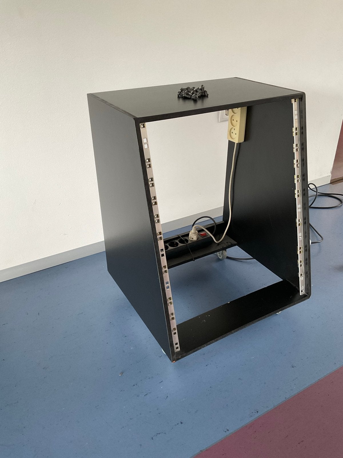Zwart 19-inch rackkast op wielen met stekkerdoos, Ophalen, Gebruikt