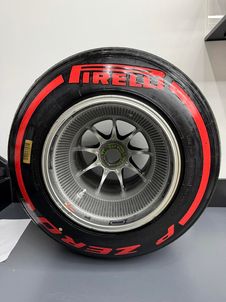 F1 Max Verstappen Wiel - Pirelli Band 2021 RB16B, Auto diversen, Autosport-onderdelen, Ophalen of Verzenden, Gebruikt