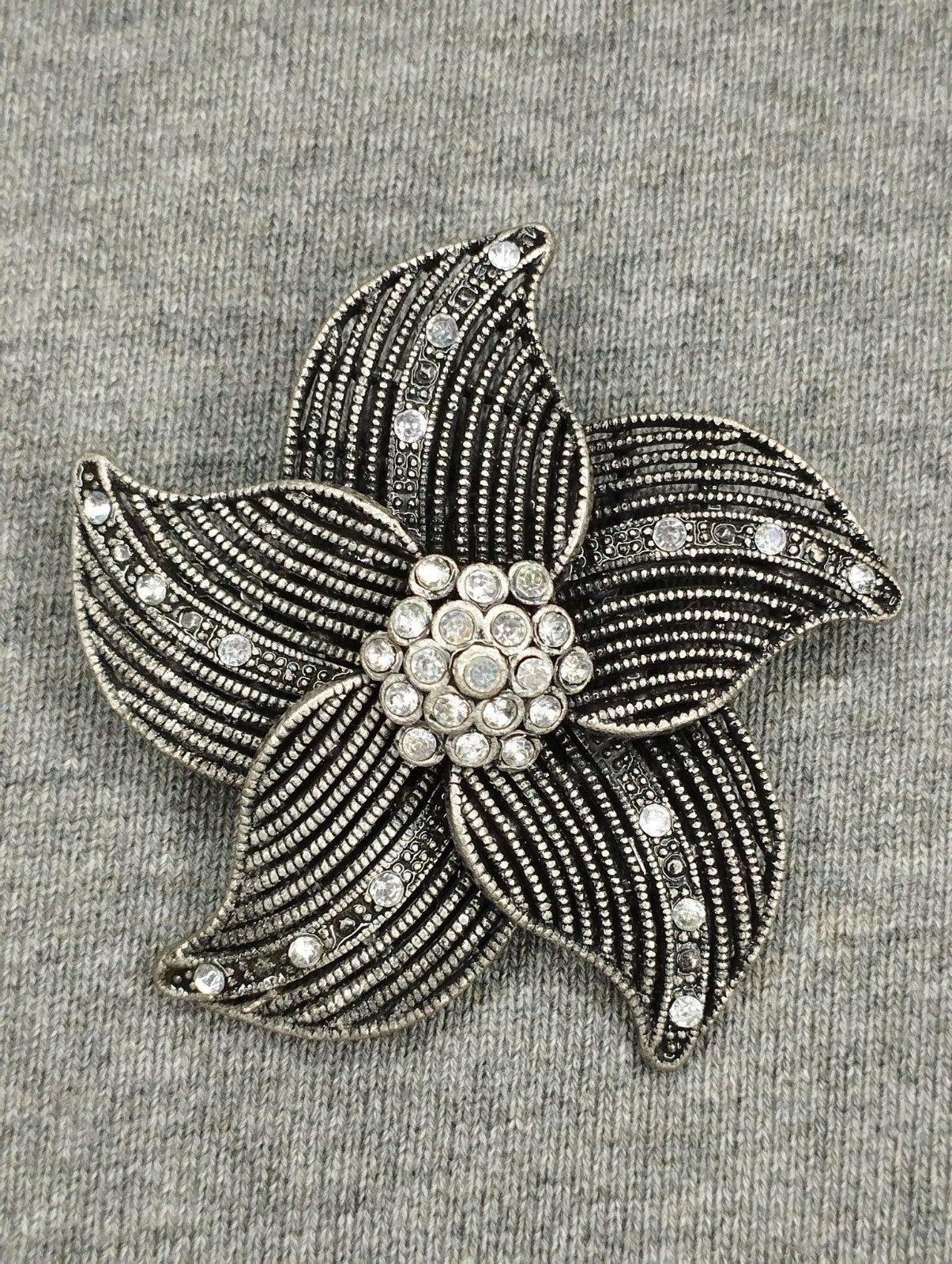 Zeldzame, prachtige vintage bloemenbroche in groot formaat, Sieraden, Tassen en Uiterlijk, Ophalen of Verzenden, Zo goed als nieuw