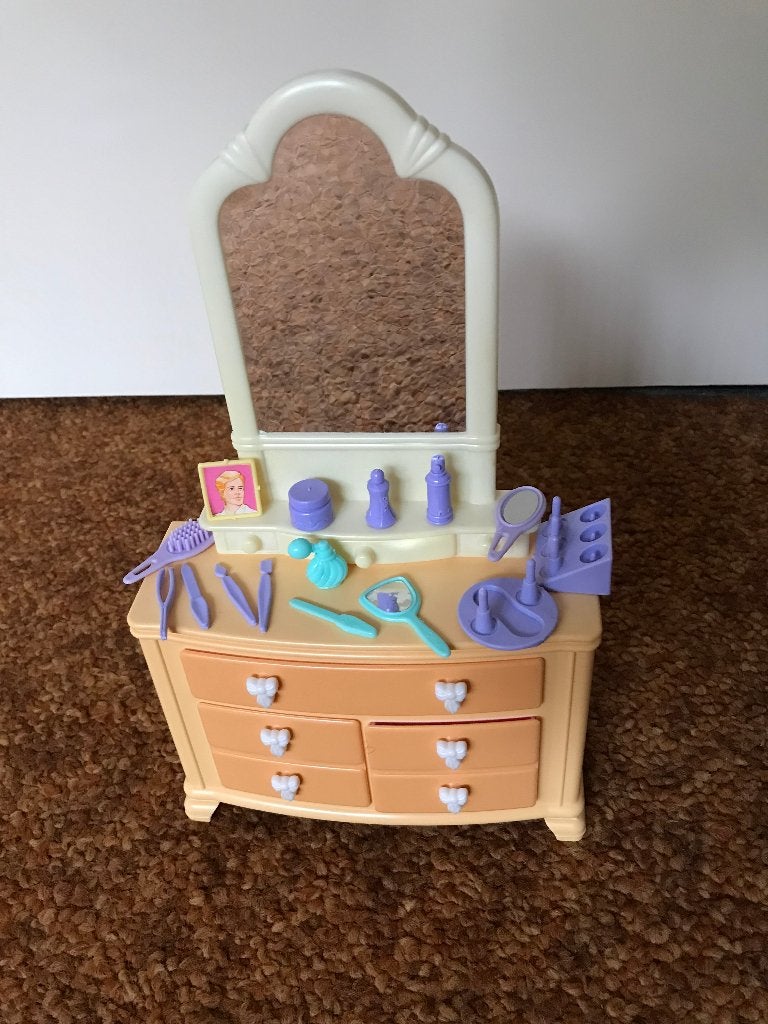 Barbie kaptafel, bad, wc's, wastafel, Kinderen en Baby's, Speelgoed | Poppen, Gebruikt, Barbie, Verzenden