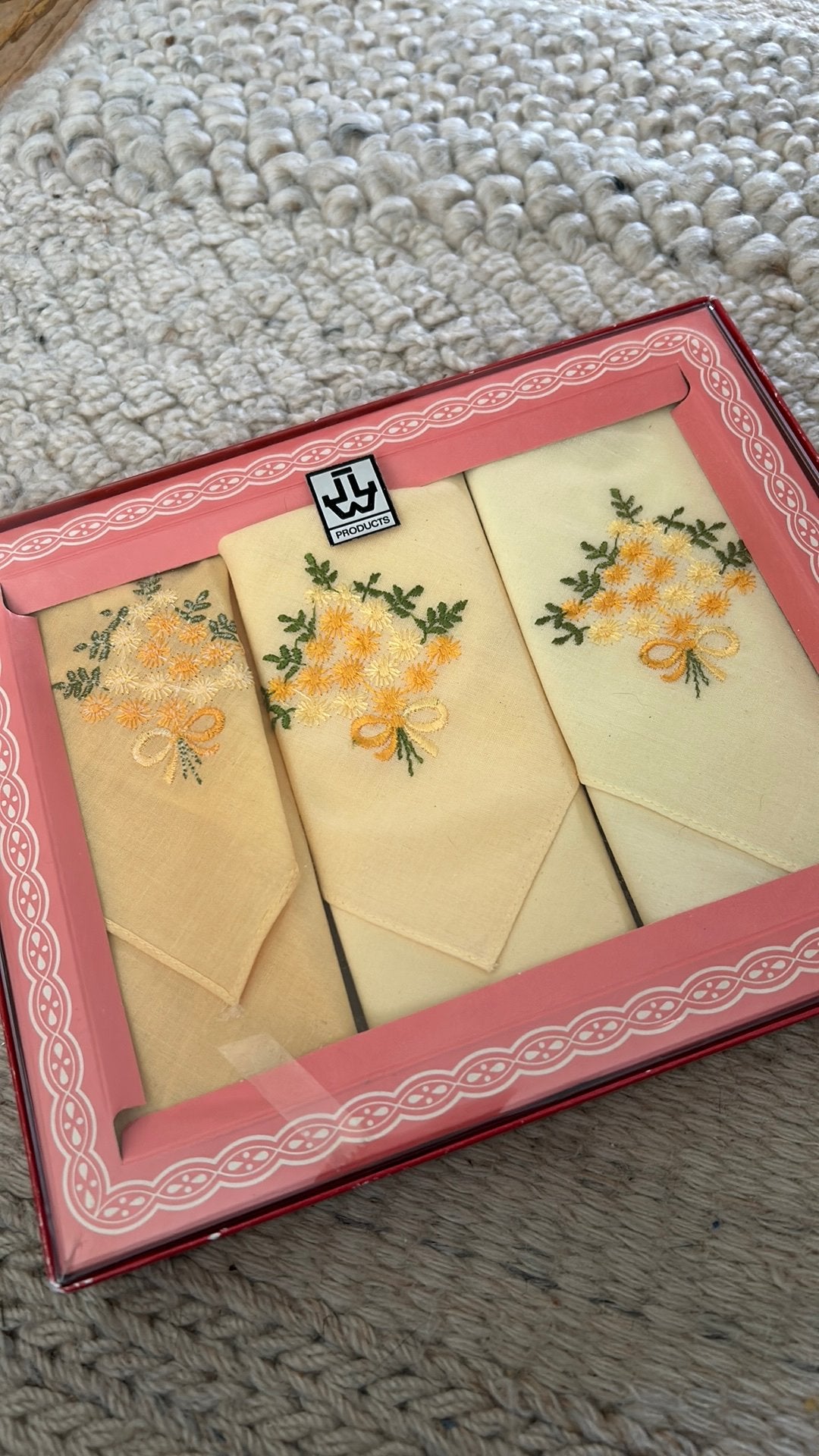 Deadstock doosje met 3 geborduurde katoen zakdoekjes geel, Ophalen of Verzenden