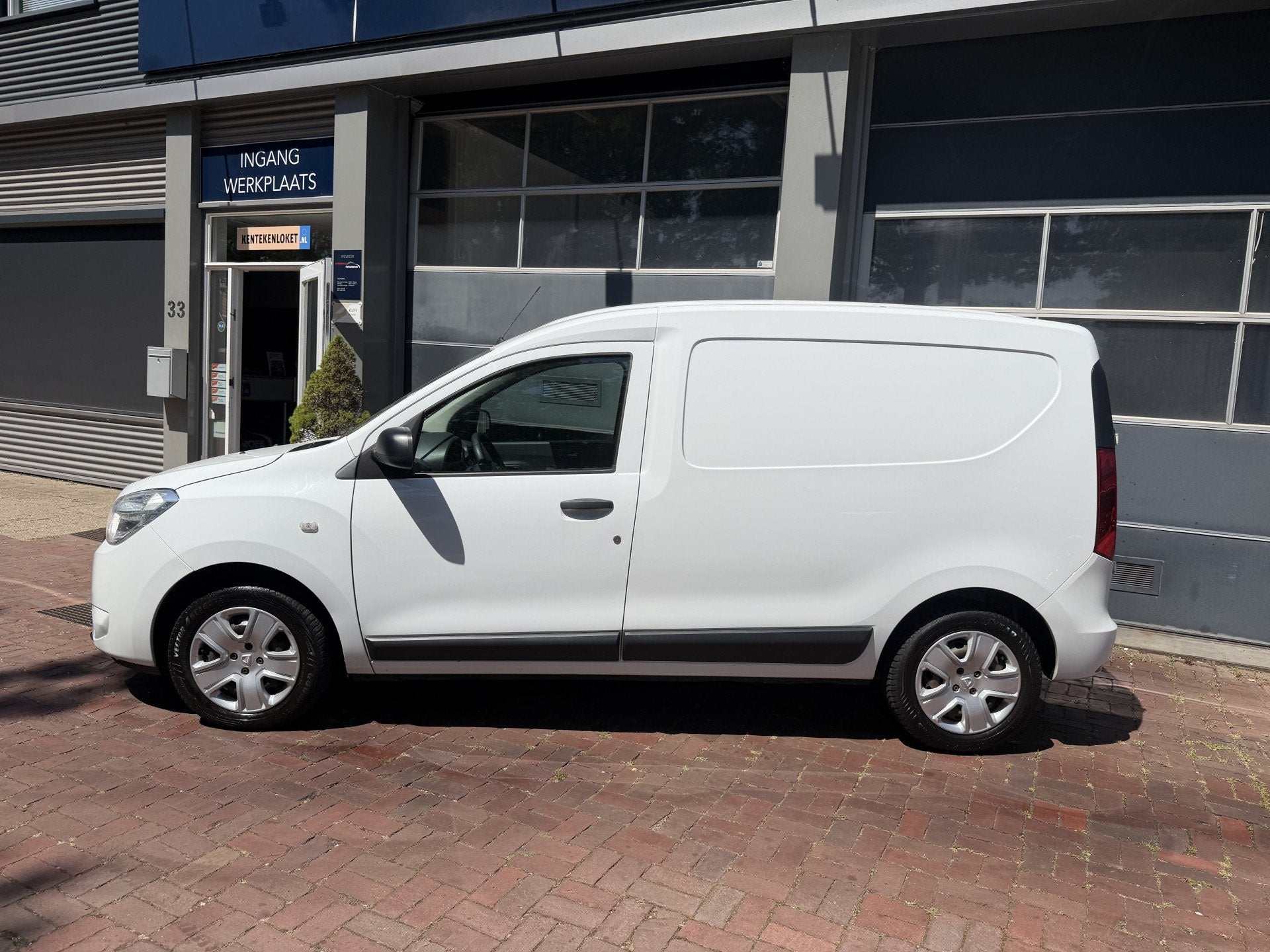 Dacia Dokker 1.5 Blue dCi 90 Solid – Praktisch, Zuinig en, Auto's, Bestelauto's, Stof, Gebruikt, 4 cilinders, Wit