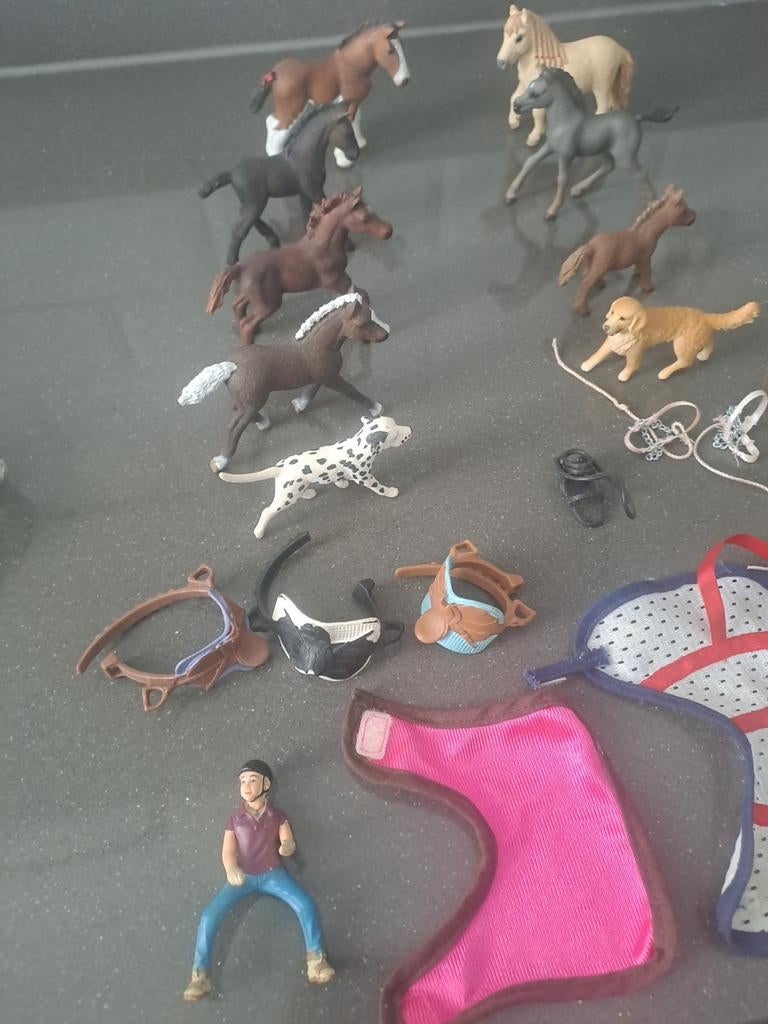Schleich paarden, veulens, honden, dekens en halsters, Ophalen of Verzenden, Gebruikt, Jongen of Meisje