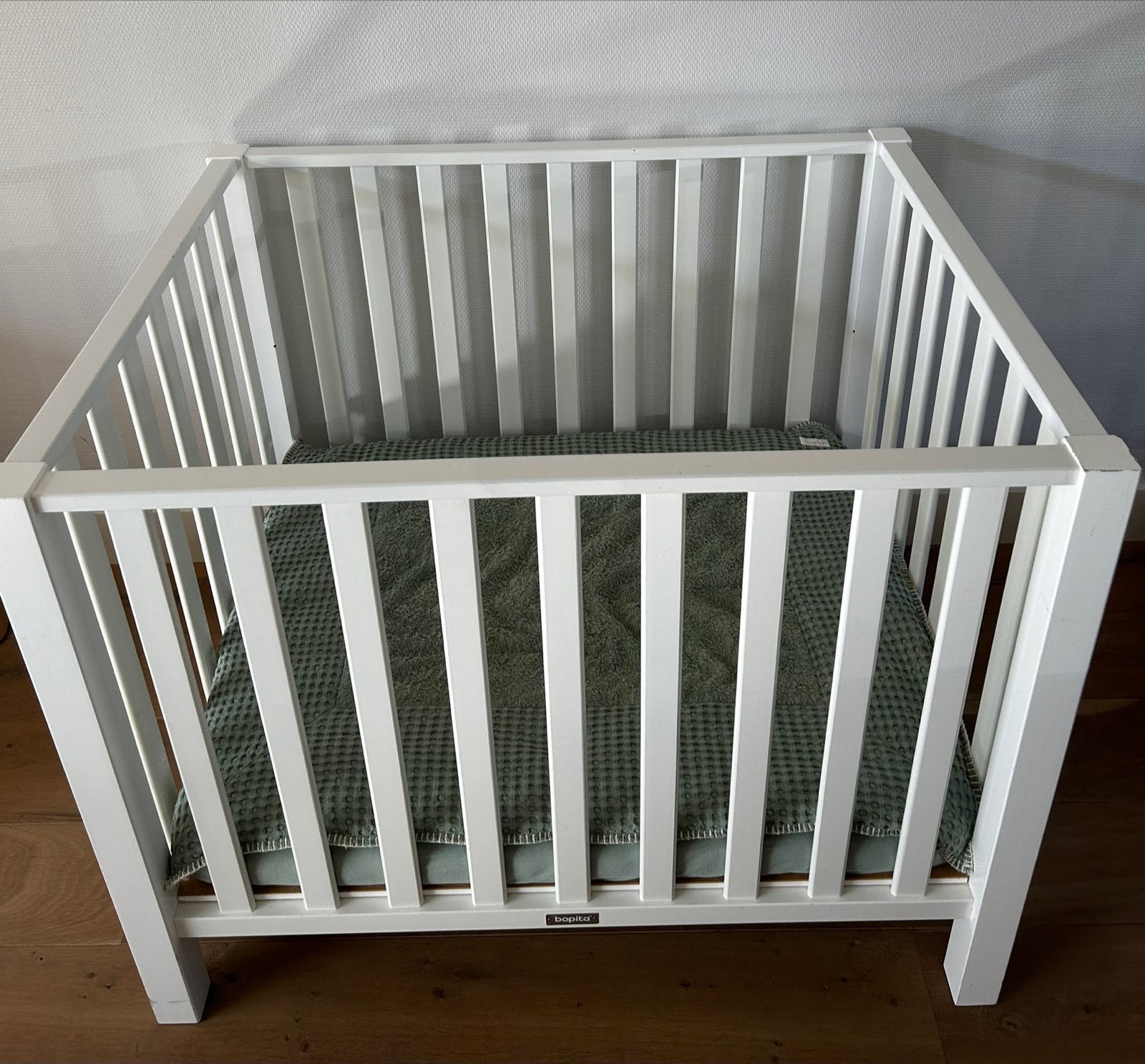 Bopita box wit plus matras en Koeka boxkleed, Ophalen, Gebruikt, Vierkant, In hoogte verstelbaar