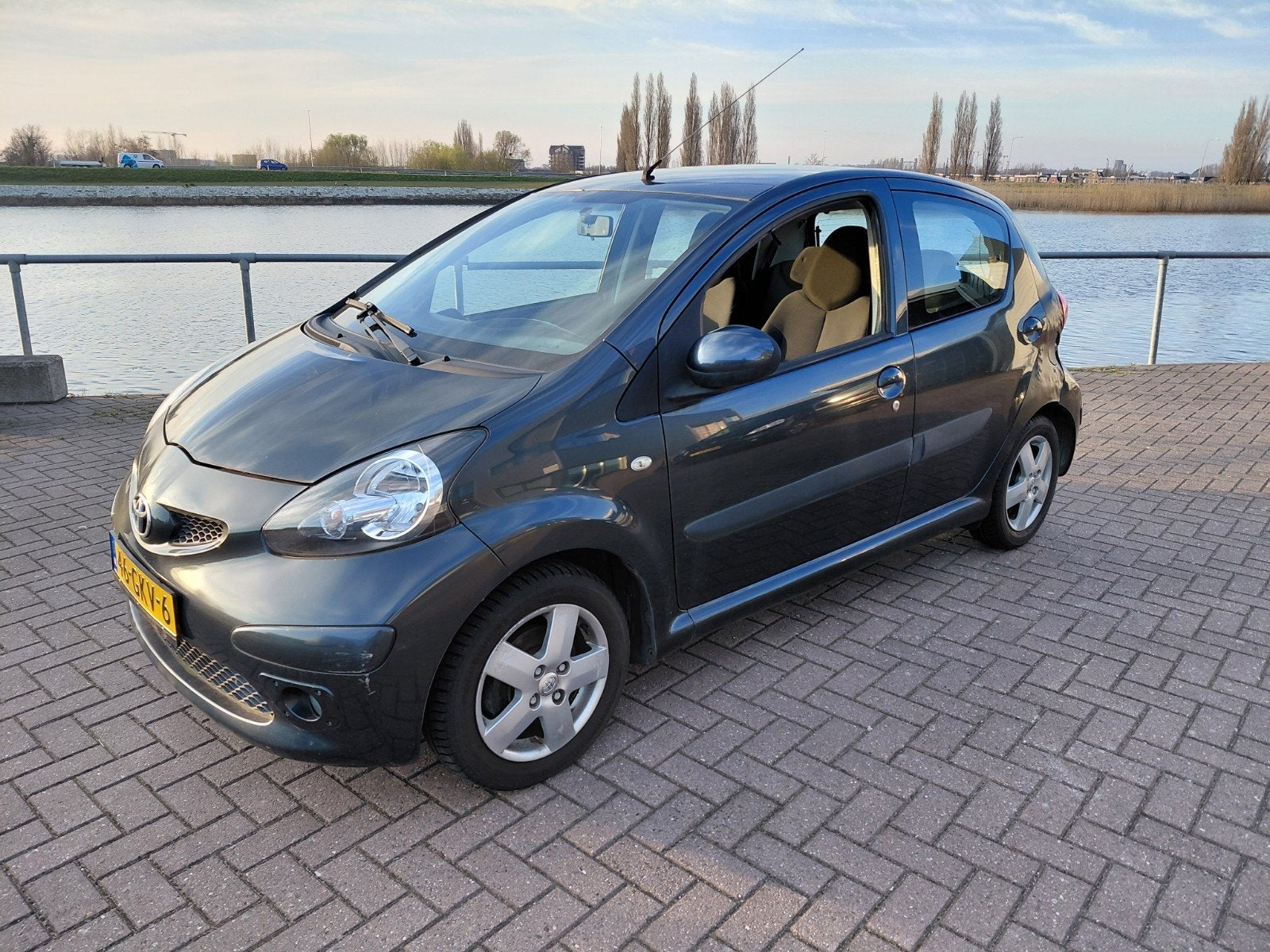 Toyota Aygo 1.0 12V Vvt-i 5DRS 2008 Grijs, Auto's, Toyota, Stof, 4 stoelen, 68 pk, Origineel Nederlands