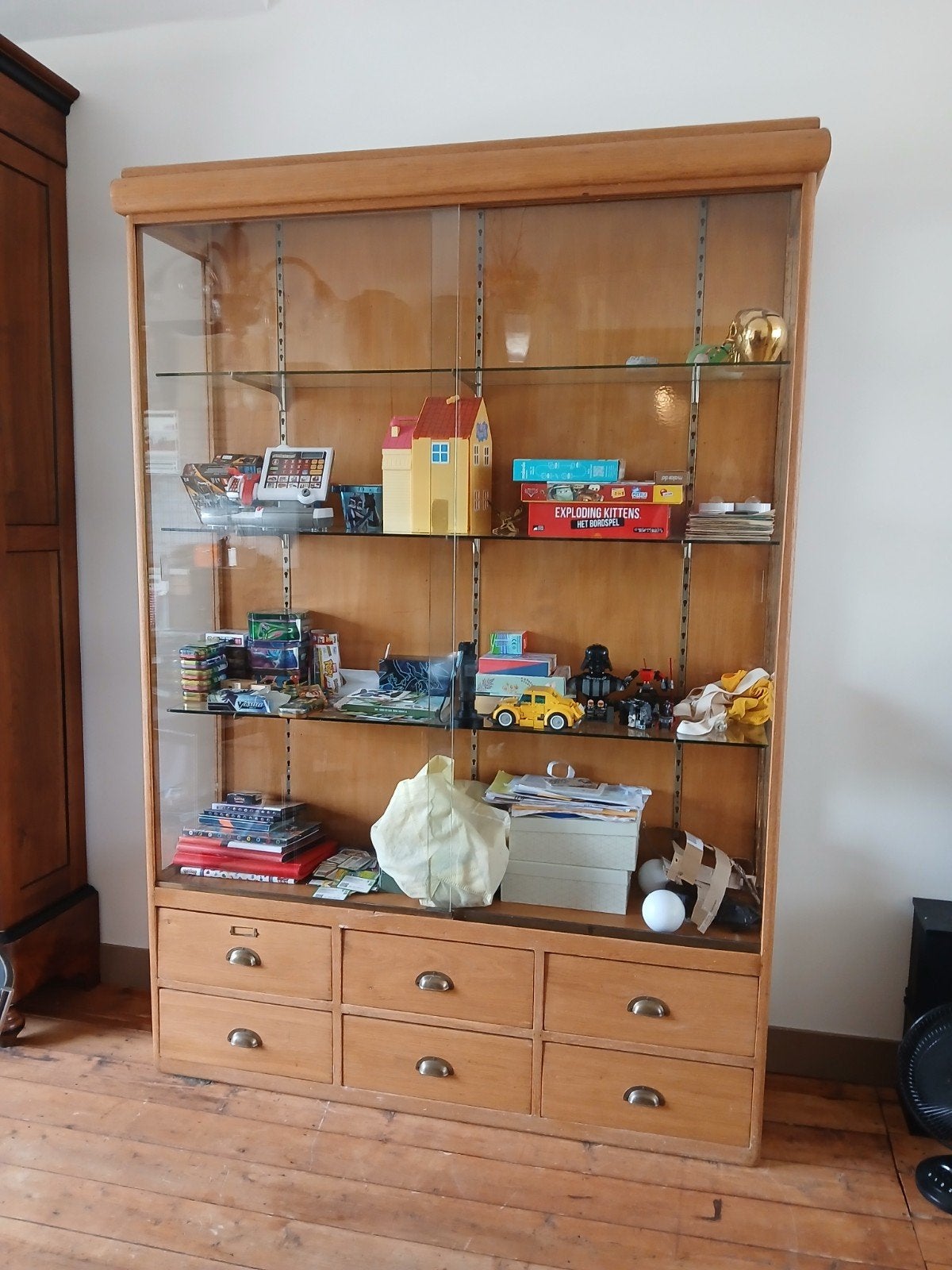 Antieke houten vitrinekast met glazen deuren en lades, Antiek en Kunst, Antiek | Meubels | Kasten, Ophalen
