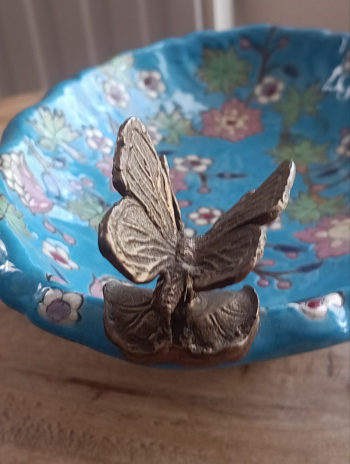 keramiek emaille beschilderde schaal met bronzen vlinder, Handbeschilderd, Porselein of Keramiek, Schaal, Ophalen of Verzenden