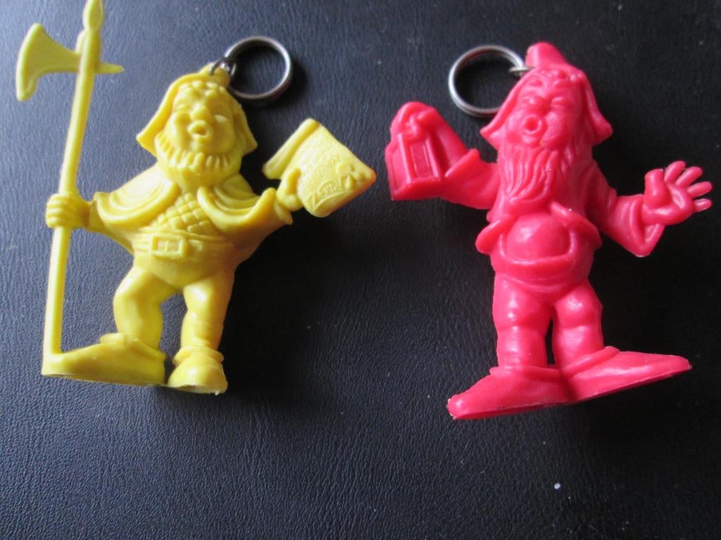 2 kabouters, dwergen rood geel 7 cm. vintage sleutelhangers, Ophalen, Gebruikt, Merk