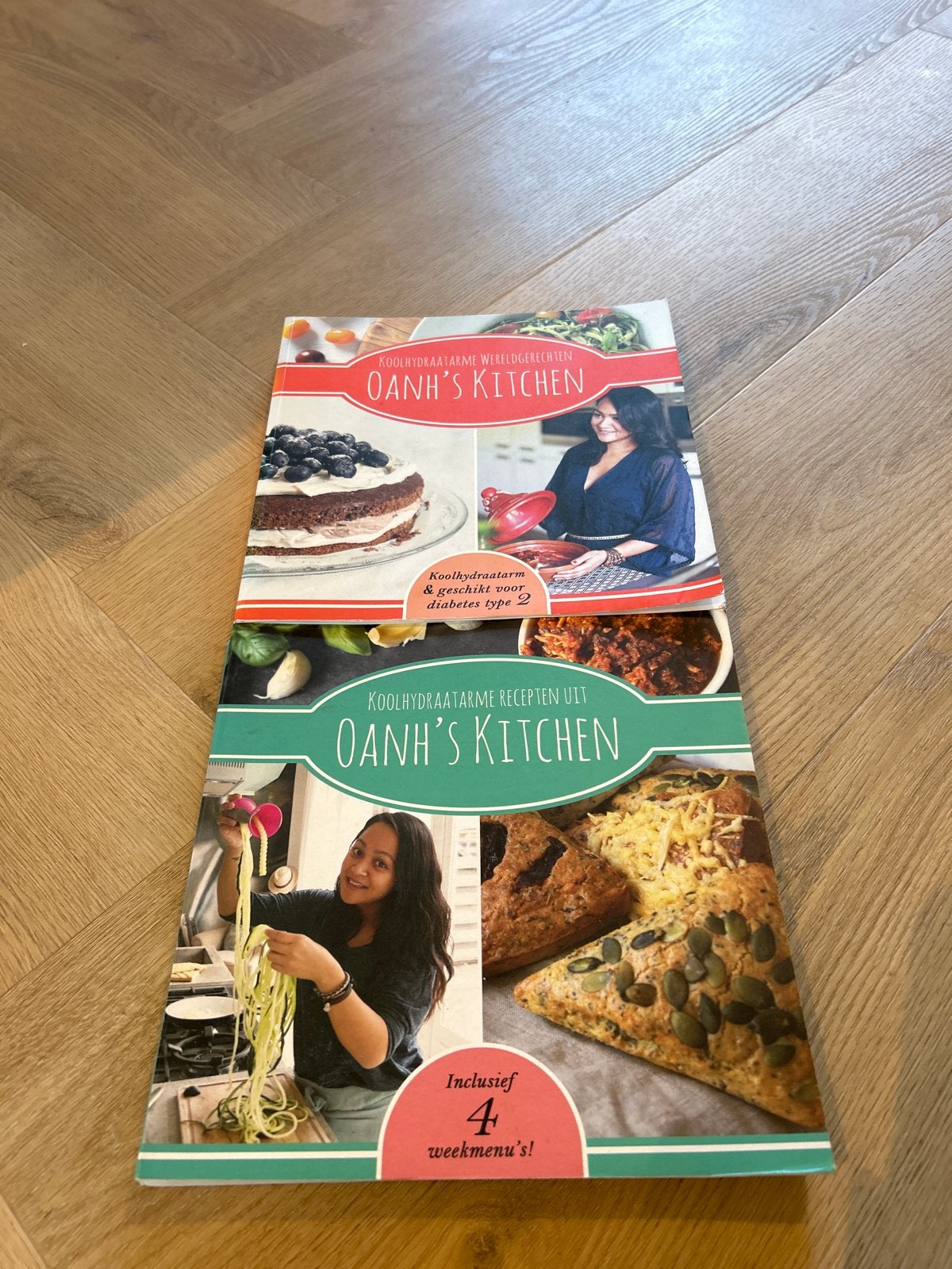 2x Oanh's Kitchen Koolhydraatarme Recepten Kookboeken, Ophalen, Zo goed als nieuw, Hoofdgerechten, Gezond koken