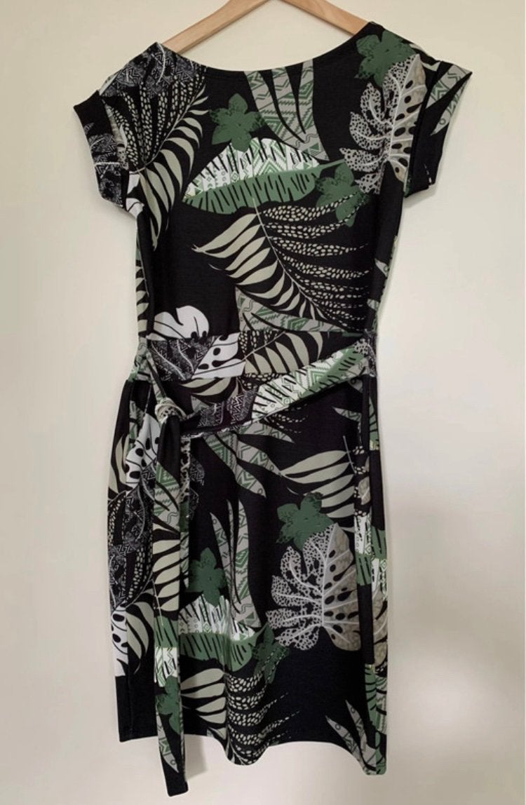 Zomerjurk met tropische print - Maat L, Ophalen of Verzenden, Gedragen, Maat 42/44 (L), Zwart