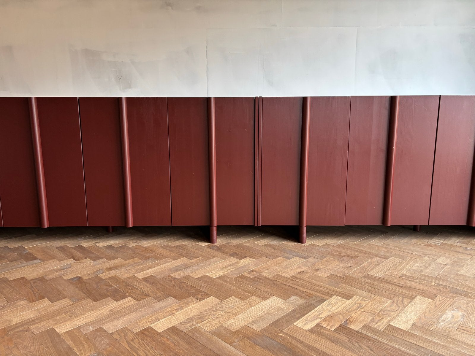 Woood Dressoir - Nieuw - Burgundy Rood - 400cm breed, Nieuw, Ophalen of Verzenden, 200 cm of meer, 25 tot 50 cm