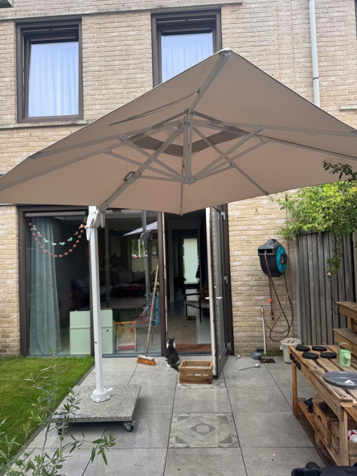 Zweefparasol 2,5 x 2,5 m + 72 kg granieten voet & hoes, Ophalen, Kantelbaar, 2 tot 3 meter, Zweefparasol