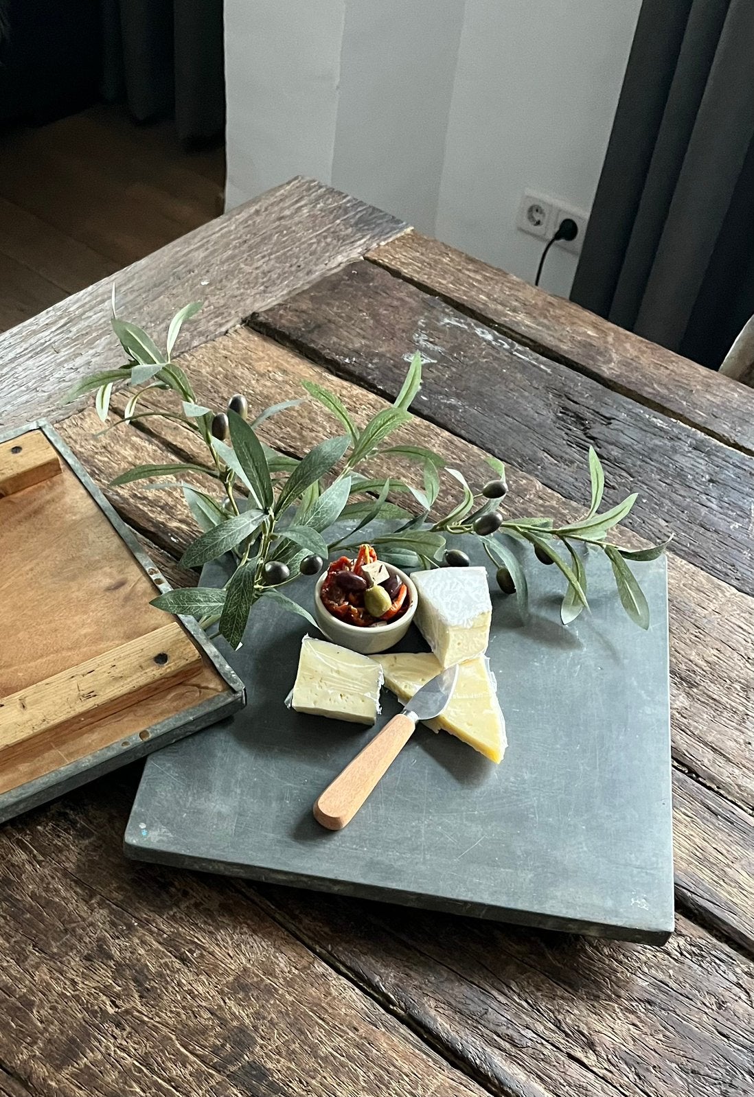 oude houten kaasplank hapjesplank met zinken bovenkant, Ophalen