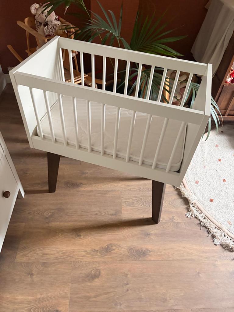 Kidsmill 60’s wieg, incl. matrasje, Kinderen en Baby's, Babywiegjes en Ledikanten, Ophalen, Zo goed als nieuw, Wieg