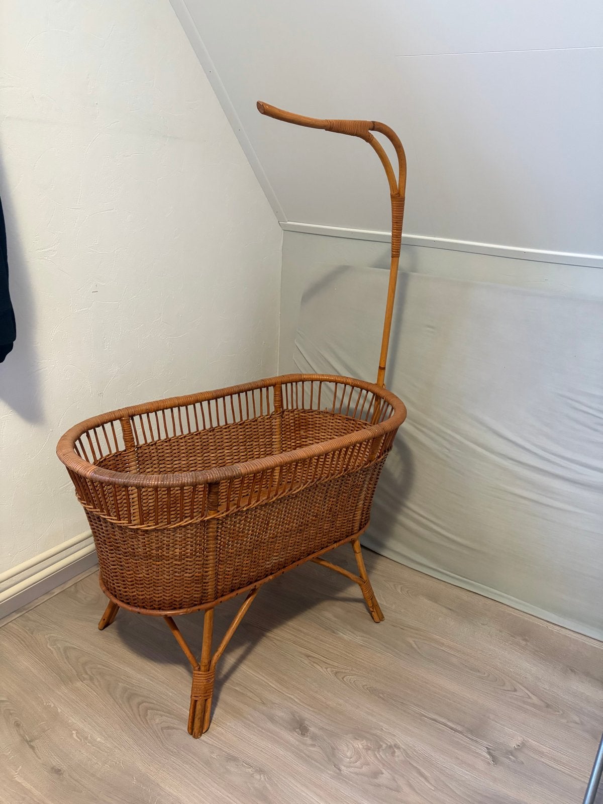 Vintage rotan wieg met standaard, Kinderen en Baby's, Babywiegjes en Ledikanten, Ophalen, Gebruikt, Wieg