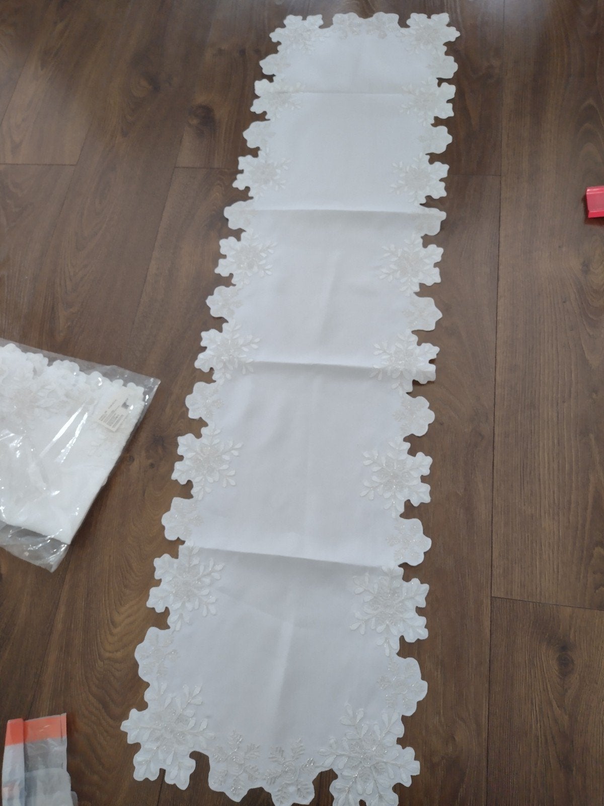 Witte tafelloper met geborduurde sneeuwvlokken 40x140 cm, Nieuw, Ophalen of Verzenden, Tafelloper, Wit