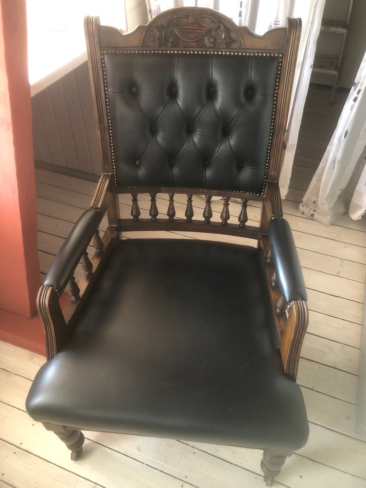 Antieke fauteuil met zwart leer en houtsnijwerk, Antiek en Kunst, Antiek | Meubels | Stoelen en Banken, Ophalen
