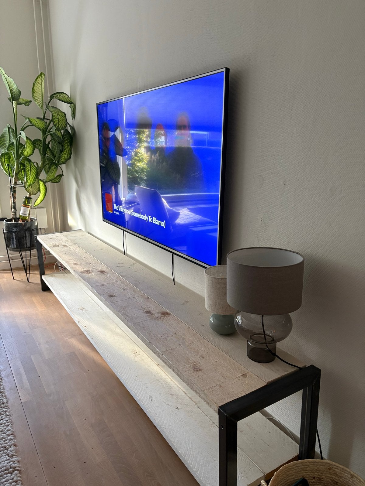 Robuust TV-meubel van steigerhout en metaal (260x40x50 cm), Ophalen, Zo goed als nieuw, 200 cm of meer, Minder dan 100 cm