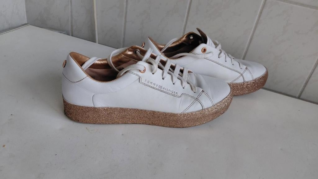 Sneakers schoenen mt 40 dames tommy hilfiger wit met goud, Ophalen of Verzenden, Zo goed als nieuw, Wit, Sneakers of Gympen