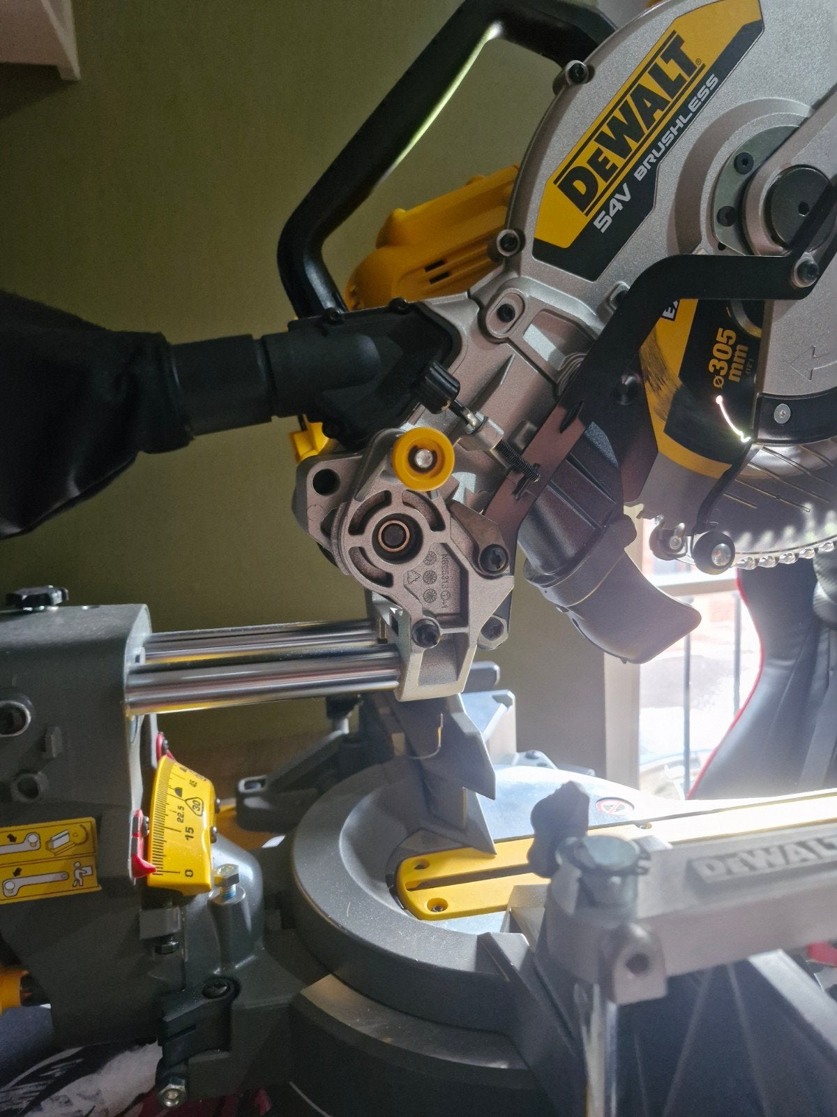 Gloednieuwe DeWalt Flexvolt Afkortzaag, Ophalen, DeWalt, 70 mm of meer, Nieuw
