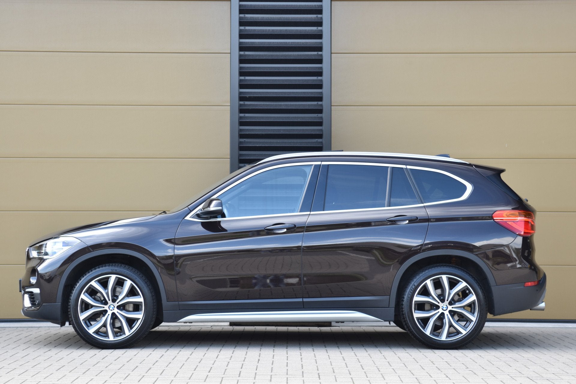 BMW X1 sDrive20i High Executive * Sportstoelen * Panoramadak, Auto's, 1998 cc, Bedrijf, 1455 kg, SUV of Terreinwagen
